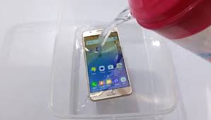 Samsung Galaxy J7 Prime chinh hang ngac nhien voi kha nang chong nuoc