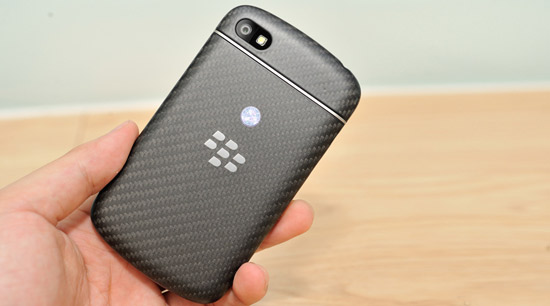 Mau may BlackBerry Q10 co design rat co ban co su ke thua giua dong Bold va BlackBerry 10