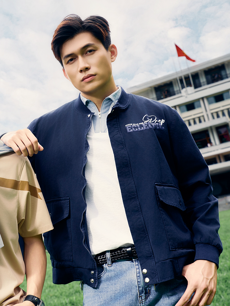 Ao Khoac Bomber 2 Tui Hop In O Nguc Form Regular AK064 Mau Xanh Den