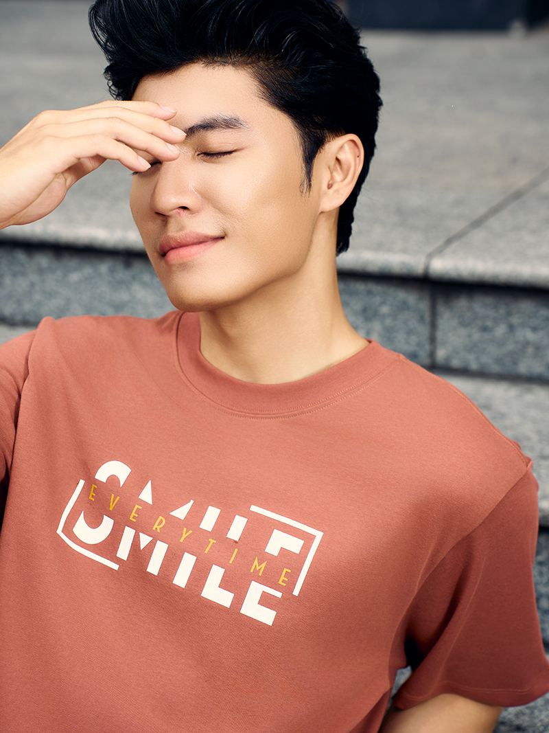 Ao Thun In Chu SMILE Form Regular AT160 Mau Nau