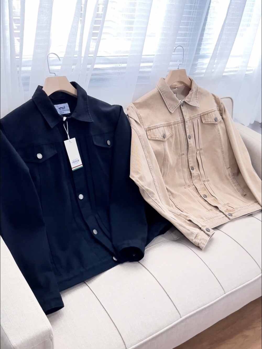 Ao Khoac Denim Xep Ly Nep Tru Form Regular AK063 Mau Be